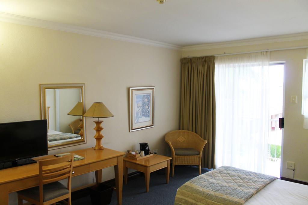 The George Hotel Манзіні Екстер'єр фото