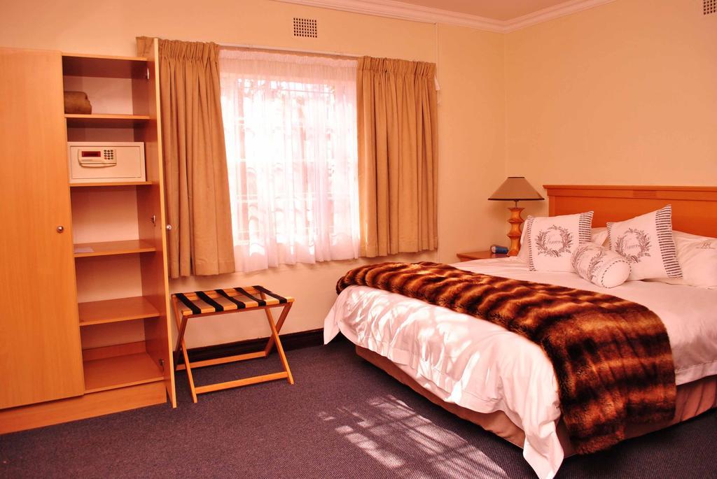 The George Hotel Манзіні Номер фото